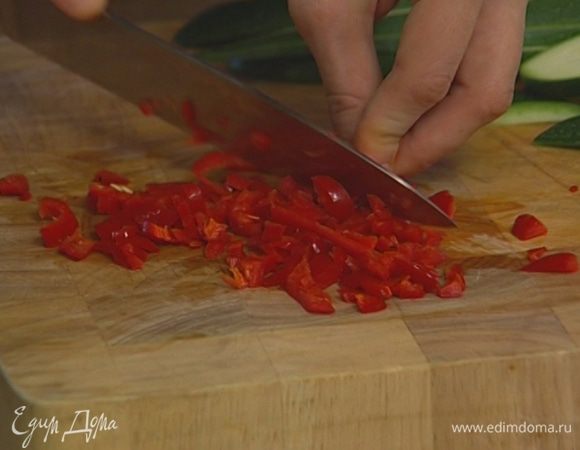 Перец чили, удалив семена, мелко порубить.