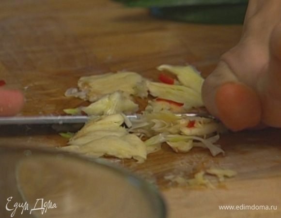 Чеснок почистить и перетереть с солью.