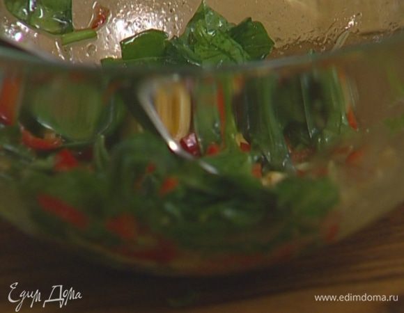 Приготовить заправку, смешав 3 ст. ложки оливкового масла, лимонный сок, уксус, перец чили, чеснок, листья базилика и щепотку соли.