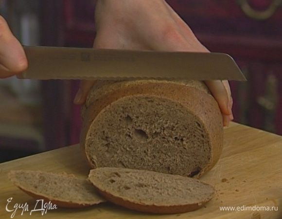Хлеб нарезать, поджарить в тостере.