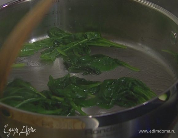 В глубокой сковороде разогреть 1 ст. ложку оливкового и 1 ч. ложку сливочного масла, отправить в нее шпинат. Накрыть сковороду крышкой и томить шпинат 2–3 минуты.