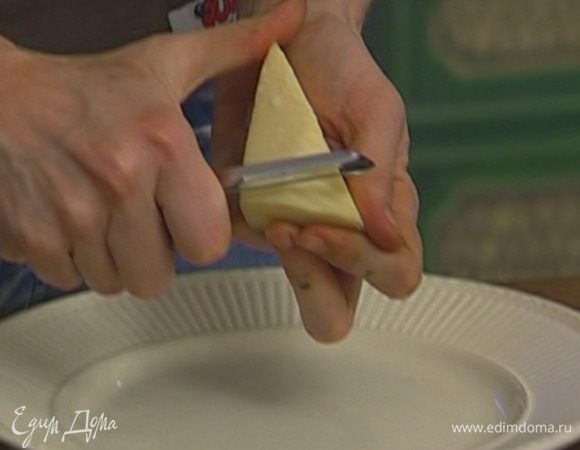 Сыр натереть крупными хлопьями (можно использовать овощечистку).
