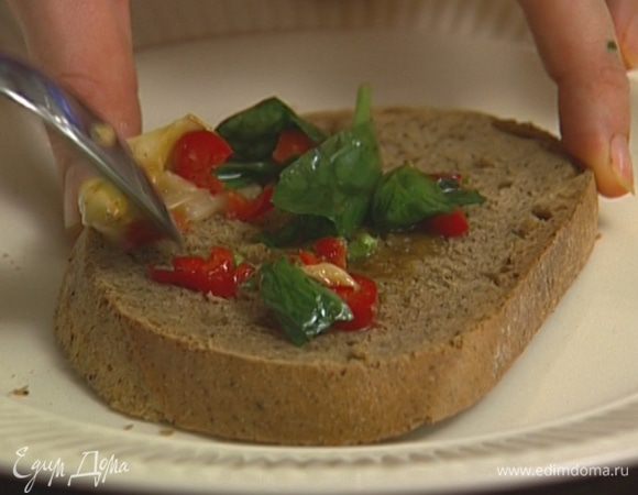 Выложить на хлеб немного заправки, 1 ст. ложку шпината, полоски цукини, полить заправкой и присыпать сыром. 

