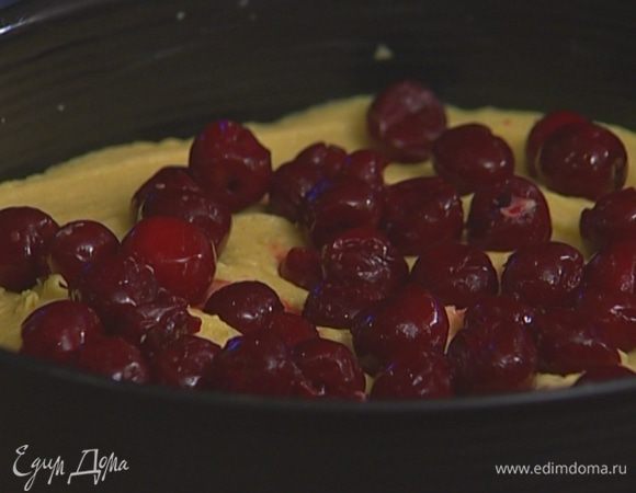 Форму для выпечки смазать оставшимся сливочным маслом, выложить тесто, а сверху разместить как можно больше вишни.