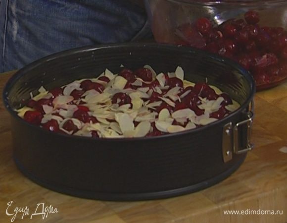 Присыпать пирог резаным миндалем и выпекать в разогретой духовке 30–35 минут. Проверить готовность, проткнув спичкой, — она должна остаться сухой.