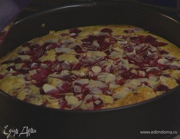 Готовый пирог посыпать сахарной пудрой.  