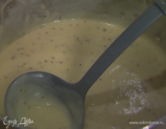 Вернуть все обратно в кастрюлю, добавить горчицу, сметану, белый перец и слегка прогреть суп. 