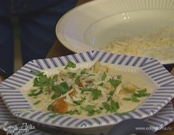 Подавать суп, присыпав крутонами, сыром и кинзой. 
