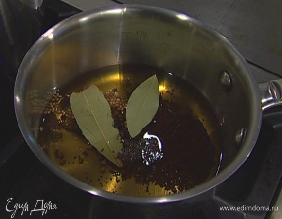 Добавить белый и черный перец, семена кориандра и горчицы, лавровый лист и сахар и прогреть маринад.