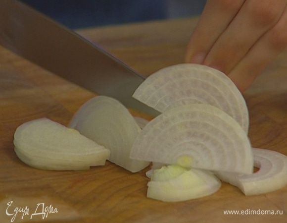 Лук почистить и нарезать полукольцами. 