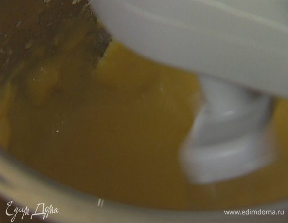 Взбить 50 г предварительно размягченного сливочного масла с сахаром, ввести яйца, добавить 2 ст. ложки муки и разрыхлитель. 