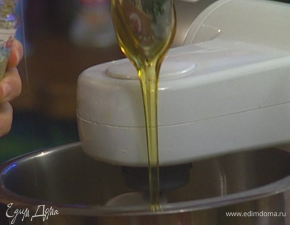 Добавить мед, семена кардамона, корицу, все перемешать.