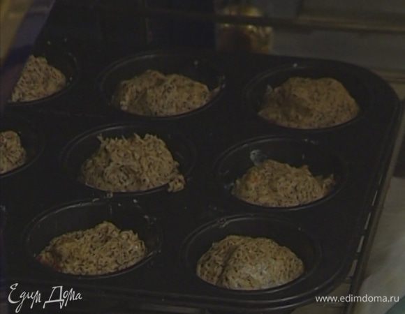 Смазать небольшие формочки для кексов оставшимся сливочным маслом, выложить в них тесто и оставить на 1 час в теплом месте.