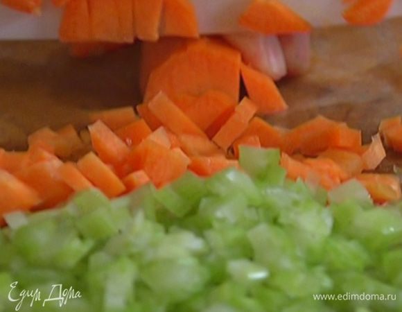 Сельдерей нарезать маленькими кусочками.