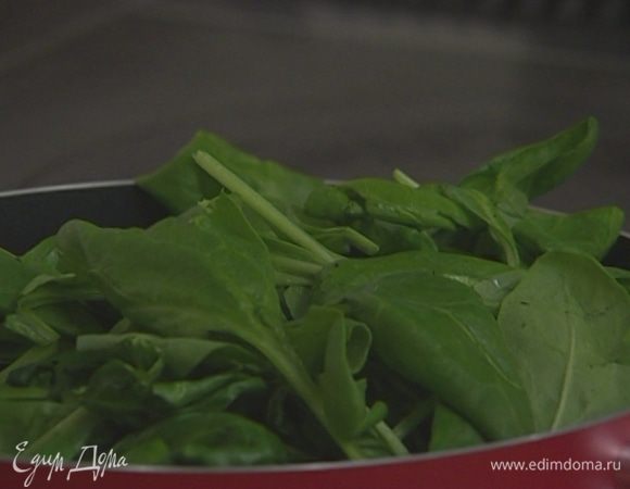 Шпинат отваривать в подсоленной воде в течение 2–3 минут.