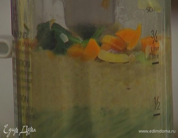 Взбить в блендере 2/3 чечевицы, шпинат и обжаренные овощи.