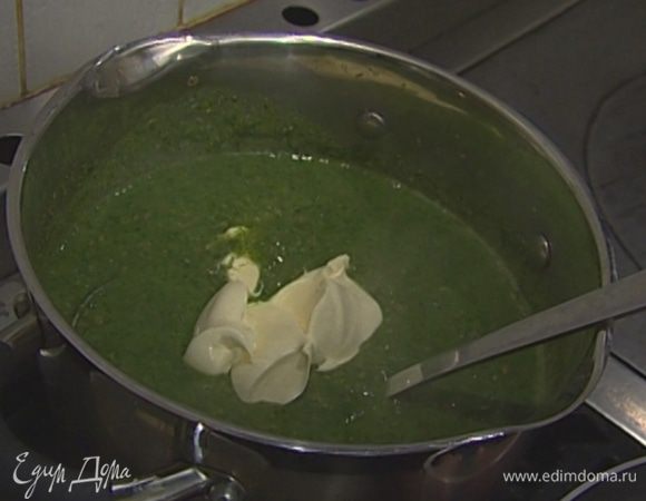 Соединить оставшуюся чечевицу и взбитые овощи, добавить бульон и сметану и прогреть суп.