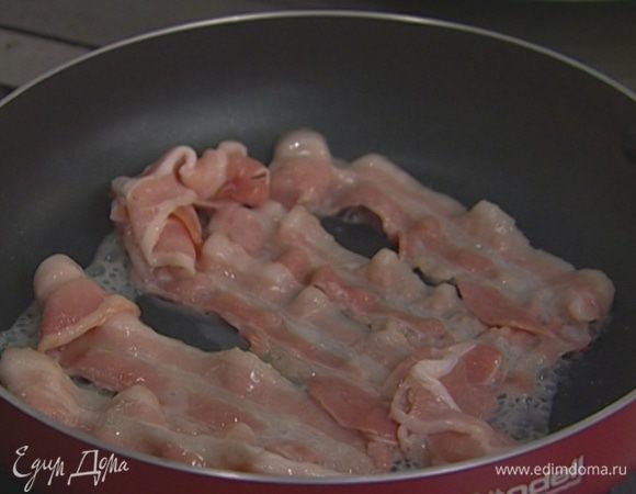 Бекон обжарить на сухой сковороде до хрустящей корочки и выложить на бумажное полотенце.