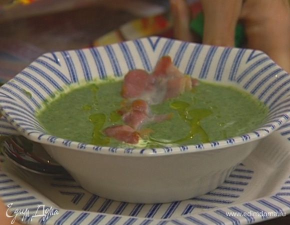 Налить суп в тарелку. Положить сверху кусочек бекона и сбрызнуть оливковым маслом.