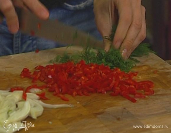 Чеснок почистить, из перца чили удалить семена и все вместе мелко нарезать.