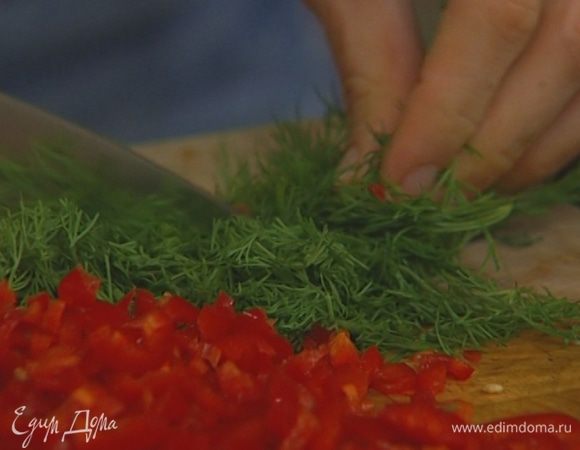 Свежий укроп мелко порубить.