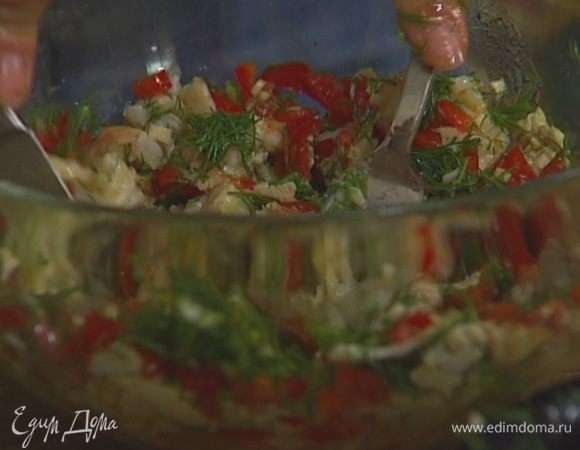 Перемешать мясо раков с укропом, чесноком и чили, добавить лимонный сок и 4 ст. ложки оливкового масла.