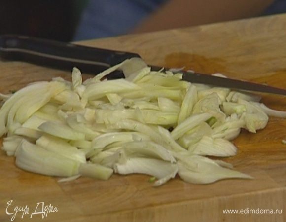 У фенхеля срезать ярко-зеленые верхушки, сам фенхель разрезать вдоль на 16 частей: сначала на 4 части, потом каждую из них еще на 4 части.