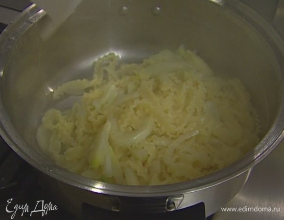 Довести макароны до готовности, вынуть и выбросить верхушки фенхеля, воду слить и сохранить.