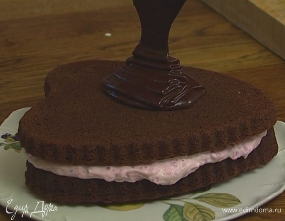 Один корж смазать малиновым кремом, накрыть вторым коржом. Верхний корж смазать шоколадной глазурью.