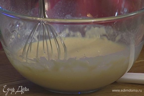 Приготовить тесто: муку просеять, добавить в нее яйцо, 325 мл молока, по щепотке соли и сахара и вымешать тесто.