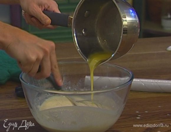 Сливочное масло растопить, добавить в тесто и все перемешать. 