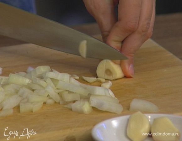 Лук и чеснок почистить и мелко нарезать.