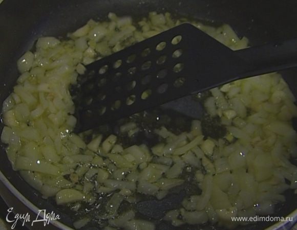 Приготовить начинку: разогреть в глубокой сковороде 1–2 ст. ложки растительного масла и обжарить лук и чеснок. 