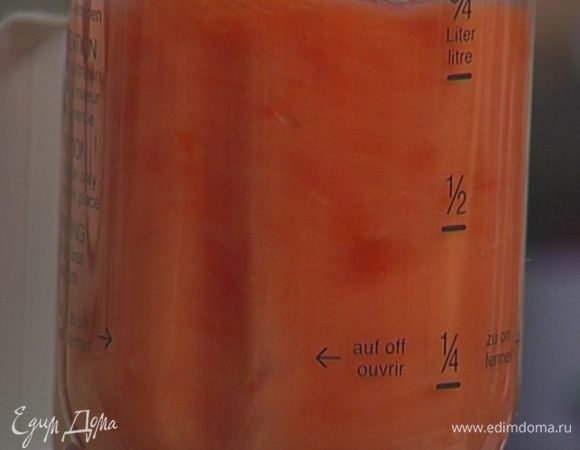 Приготовить соус: оставшиеся помидоры взбить в блендере с оставшимся молоком, 1 ч. ложкой соли и 1 ч. ложкой сахара.