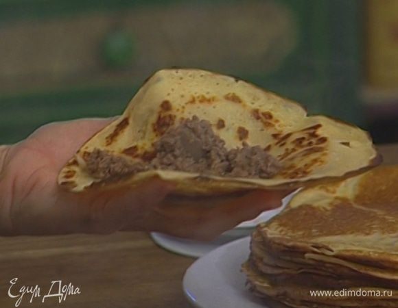 Выложить на каждый блин 2–3 ст. ложки фарша, свернуть блины в виде колбасок. 