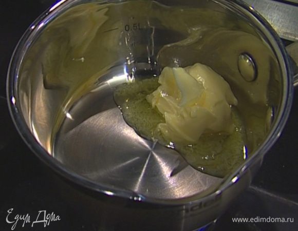 Растопить 30 г сливочного масла, добавить в тесто, все вымешать.