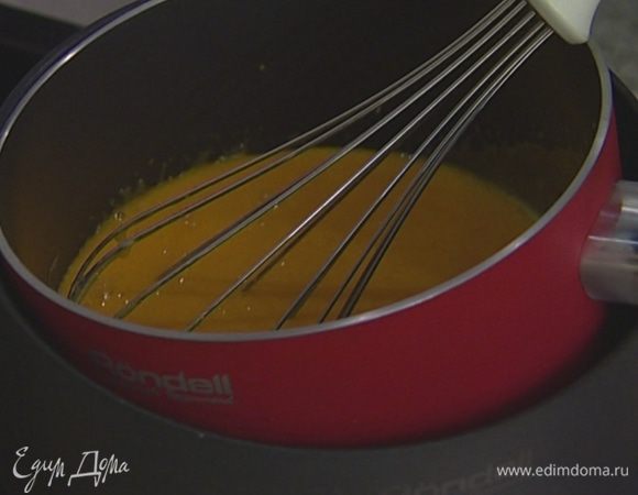 Приготовить крем: желтки взбить с 200 г сахара, добавить 50 г муки, поставить на водяную баню и прогревать на небольшом огне, постоянно помешивая, пока крем не заварится. 