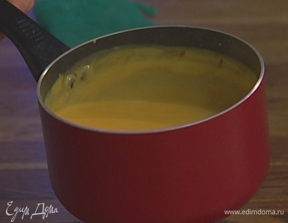 Ввести теплое молоко в крем, отправить все еще раз на водяную баню и, помешивая, дождаться, когда крем загустеет.