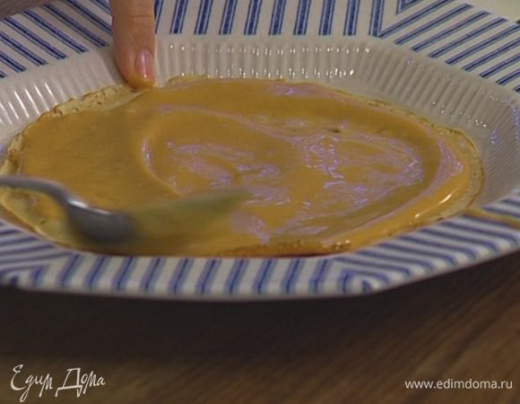 Уложить блины один на другой, смазывая каждый остывшим кремом.