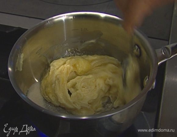 Приготовить глазурь: смешать в небольшой кастрюле мед, оставшийся сахар и сливочное масло, поставить на огонь и, помешивая, сварить густую карамельную глазурь.