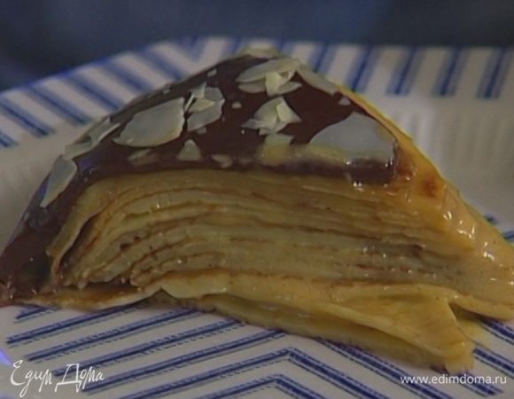 Готовый блинный торт покрыть карамельной глазурью и присыпать миндальными хлопьями. 