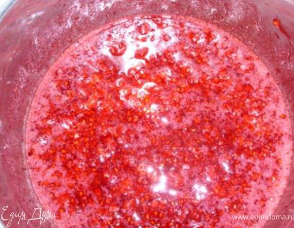 Желатин залить водой на 30-50 минут. Затем, помешивая, нагреть и процедить. Малину засыпать сахаром (часть оставить для украшения). Когда появится сок, поставить на плиту,  довести до кипения и выключить. 