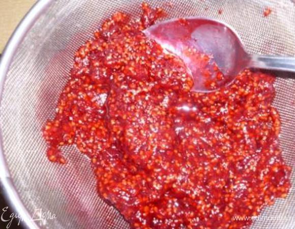 Протереть ягоду через сито. К сиропу добавить желатин. 