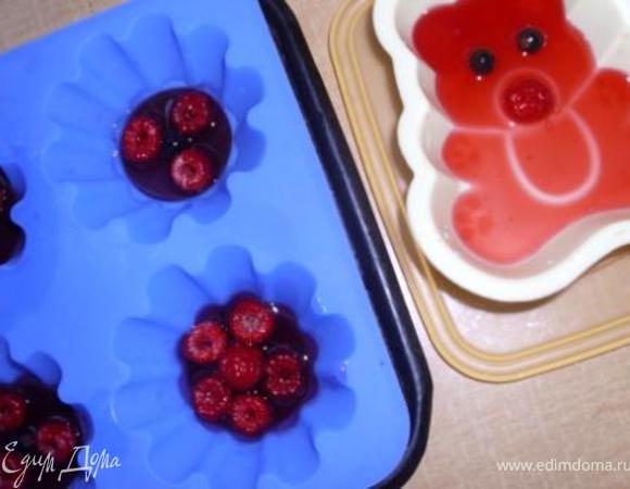 Охлажденные формочки, наполнить сиропом на 0,5см,  выложить в каждую несколько ягодок и отправить ненадолго в холодильник, чтобы схватились. 