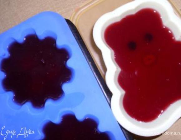 Теперь можно наполнить формы и опять в холодильник на часок до застывания. 