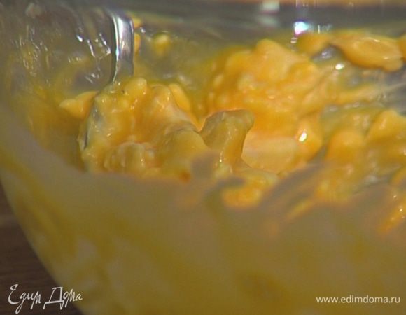 Продолжая взбивать, ввести понемногу козий сыр.