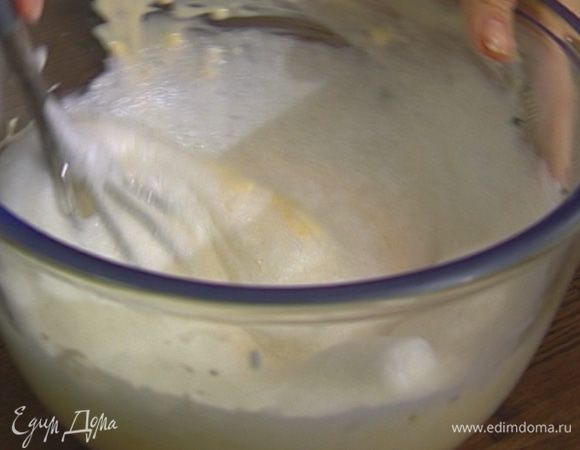 Взбить белки со щепоткой соли в крепкую пену и ввести в сырную массу.