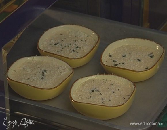 Глубокий противень наполовину заполнить горячей водой, поставить в него формочки. 