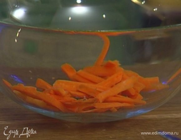 Морковь почистить и нарезать длинными тонкими полосками.