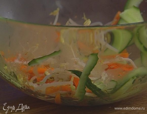 Огурцы тоже почистить и нарезать полосками, но только верхний слой, а не водянистую мякоть с семечками.